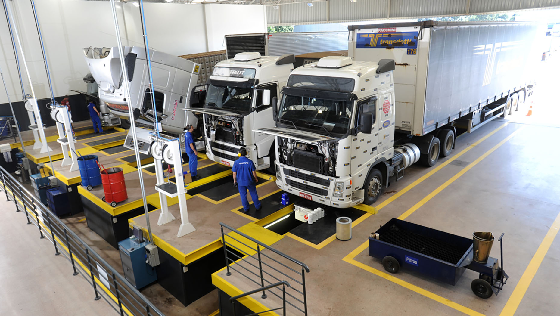 Por transportes essenciais, oficinas da Rede Volvo garantem caminhões ...