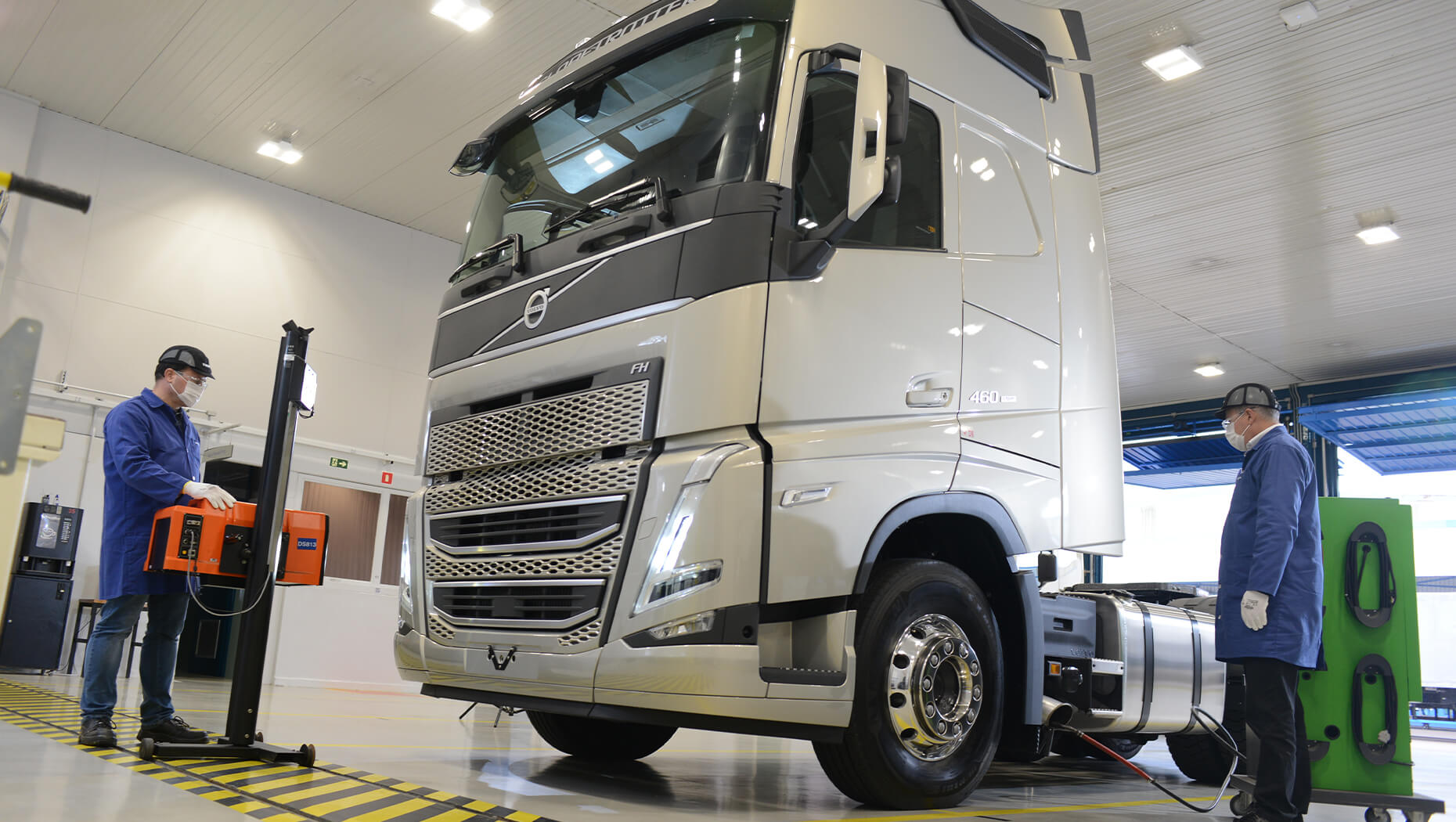 Caminhão Volvo em inspeção técnica e manutenção preventiva no Brasil