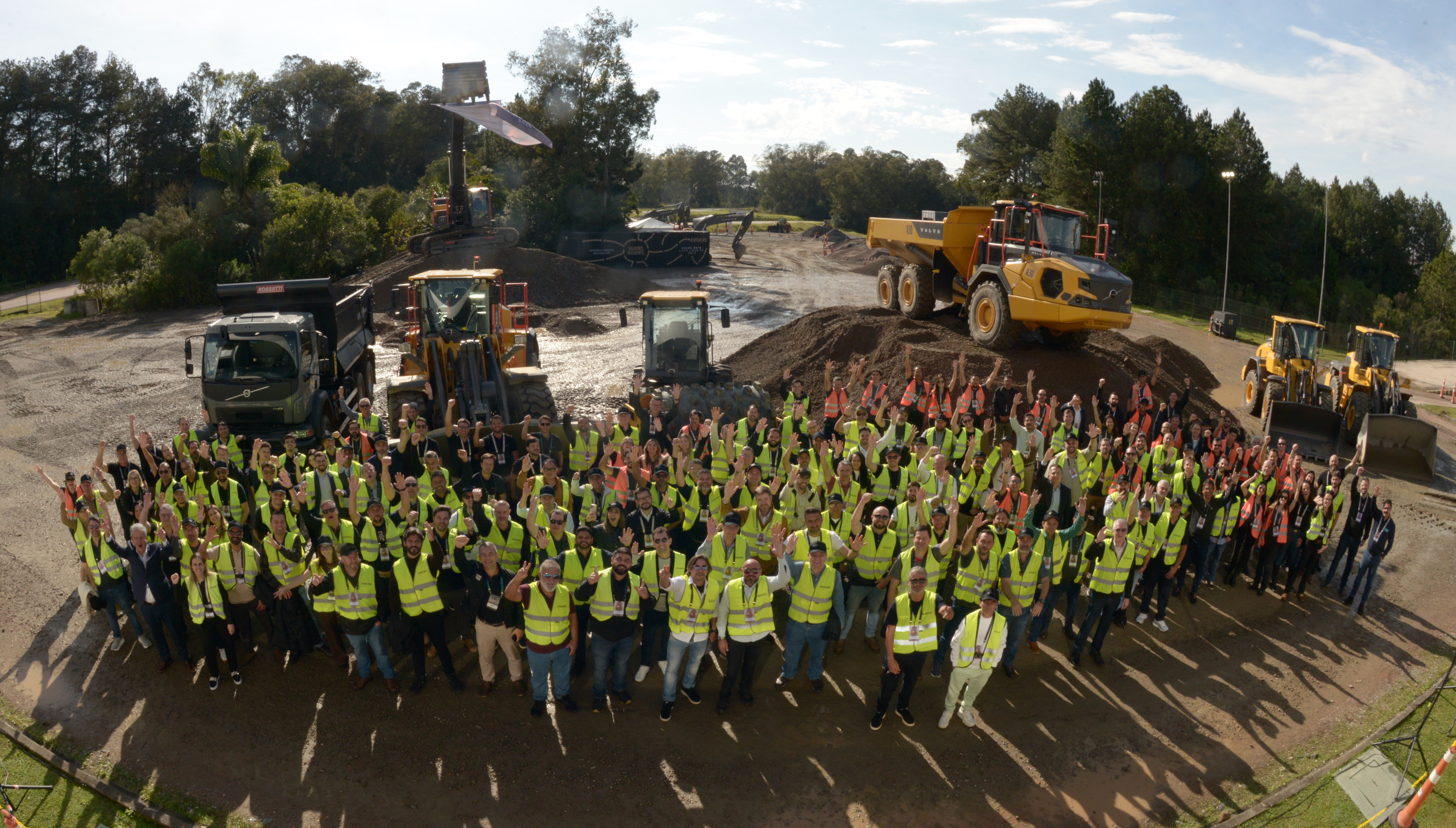 Volvo CE renova compromisso de experiências premium para clientes da América Latina