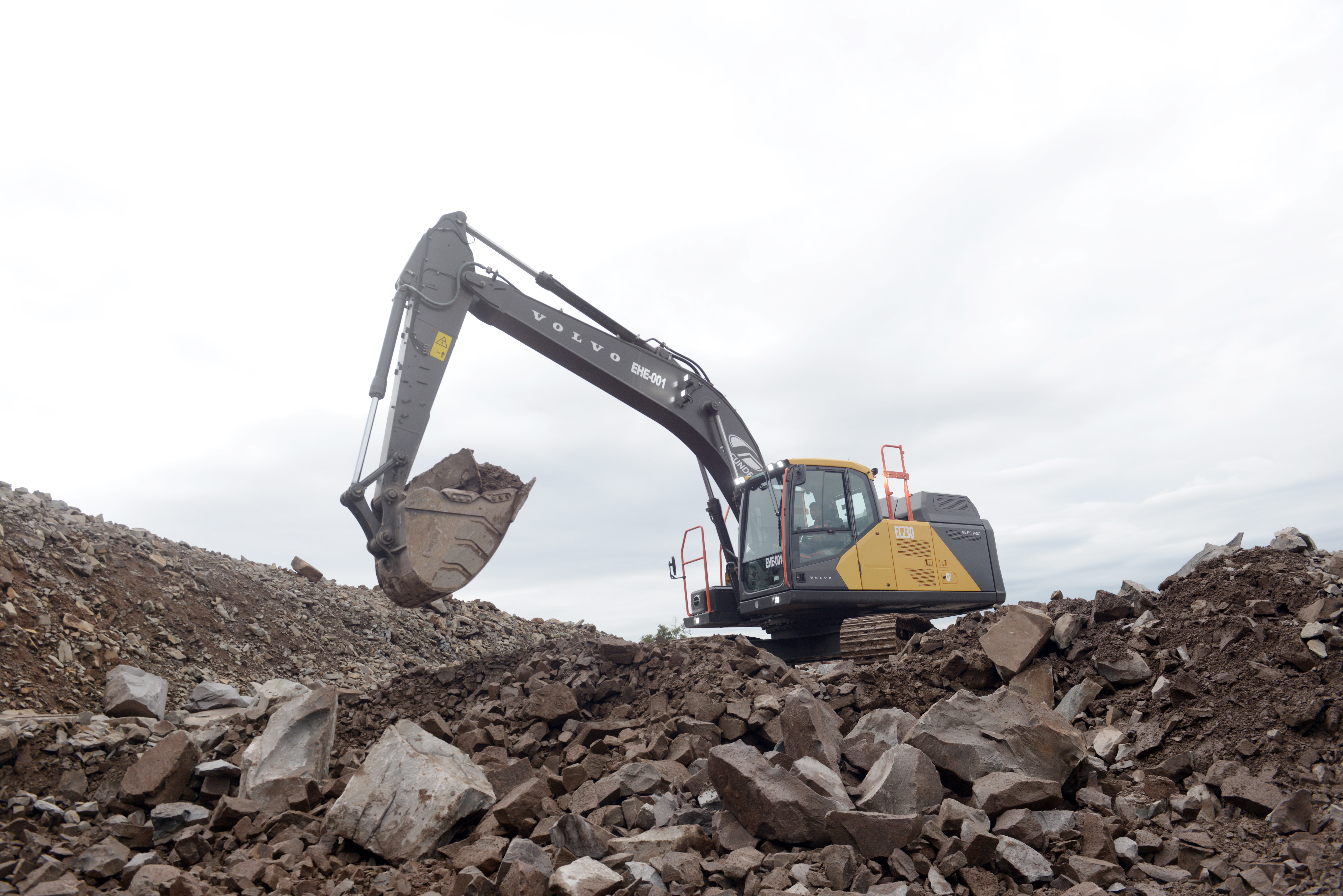 Volvo CE desenvolve testes de aplicação de nova escavadeira EC230 Electric