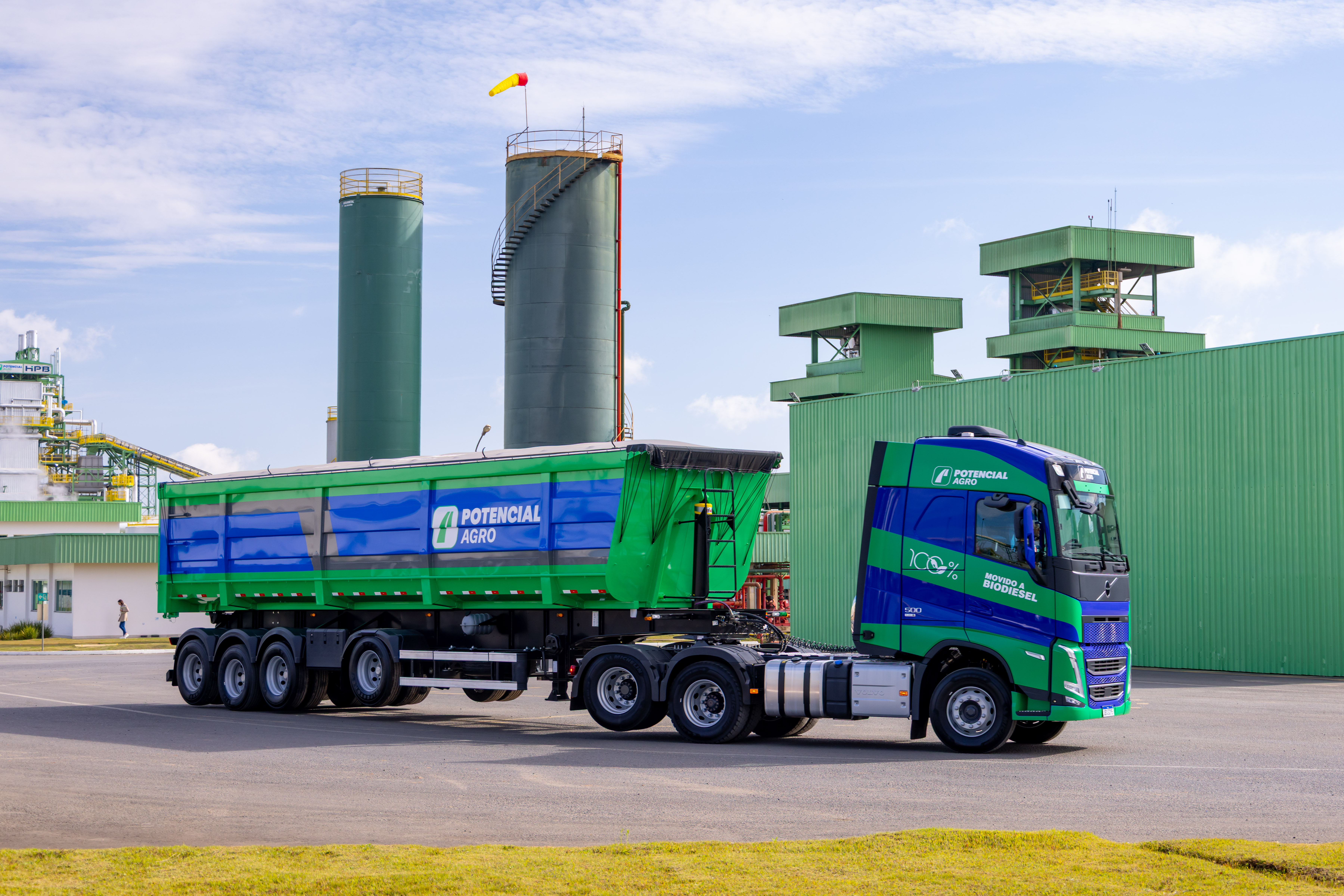Grupo Potencial adquire 31 caminhões Volvo FH B100 Flex para rodar com biodiesel puro