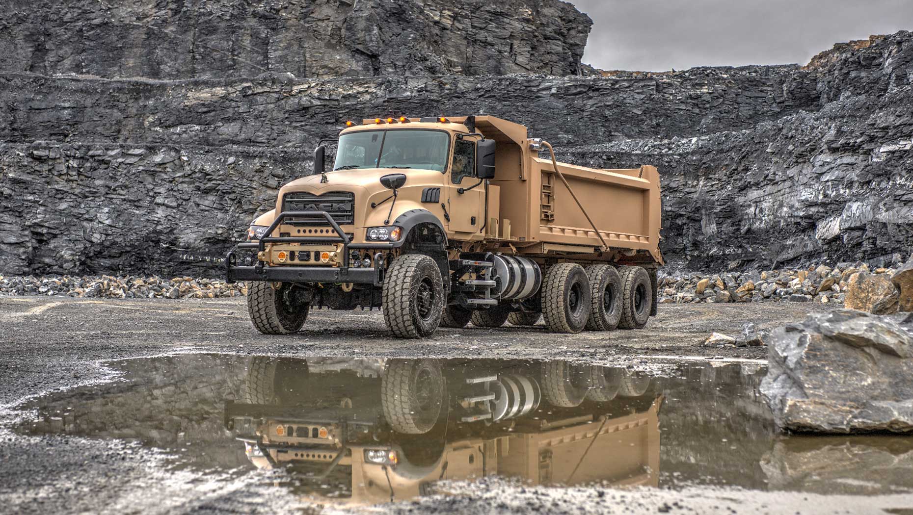 アメリカ ビンテージ　プレスドスチール MACK ARMY TRUCK Mack Defense Partners | Volvo Group