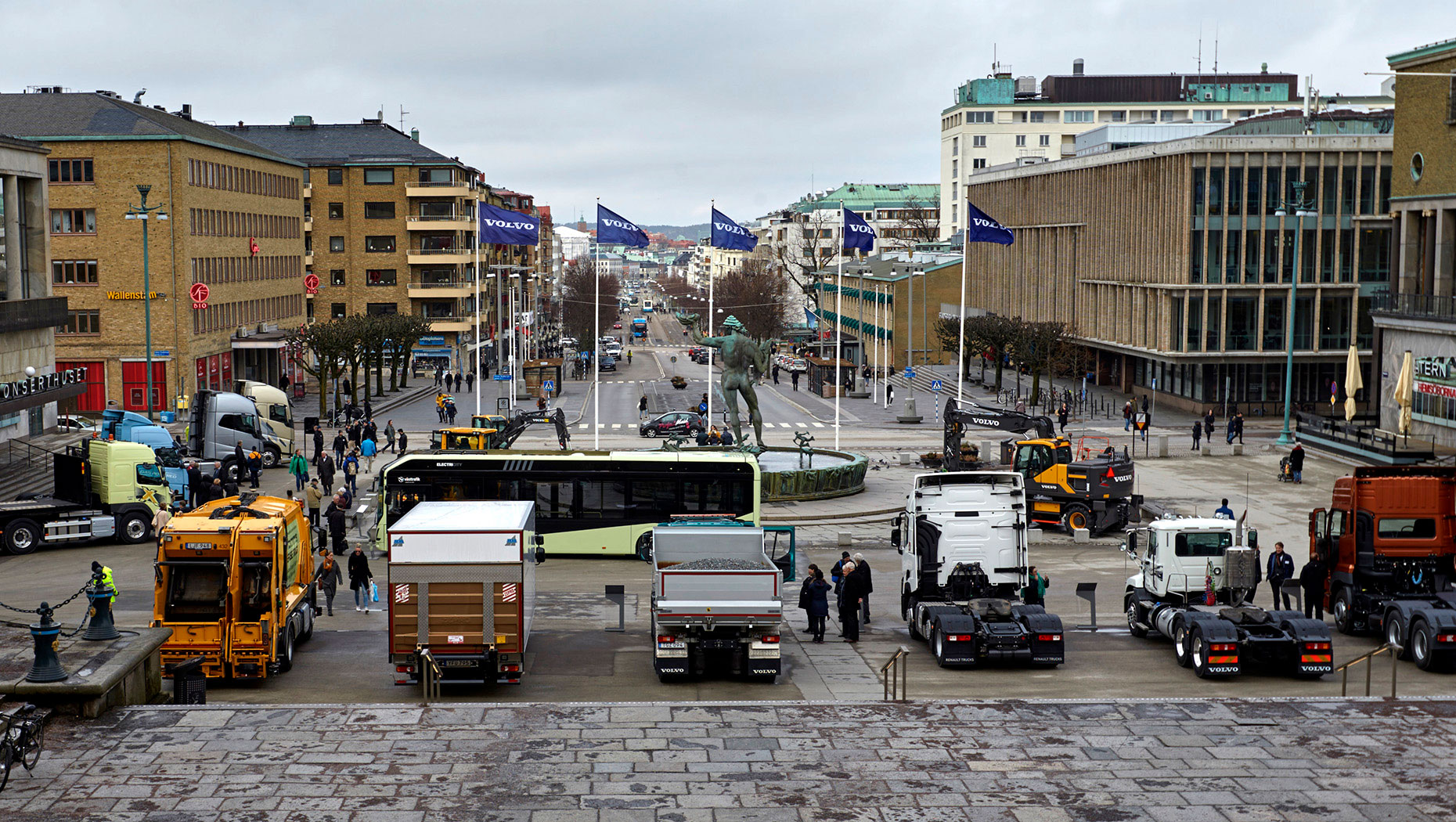 Överblick över Götaplatsen med Volvos produkter uppställda